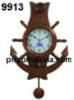 שעון מעץ מלא המעוצב בצורת עוגן של סירה שבאמצע שלו מתגלה השעון שנראה כגלגל ספינה